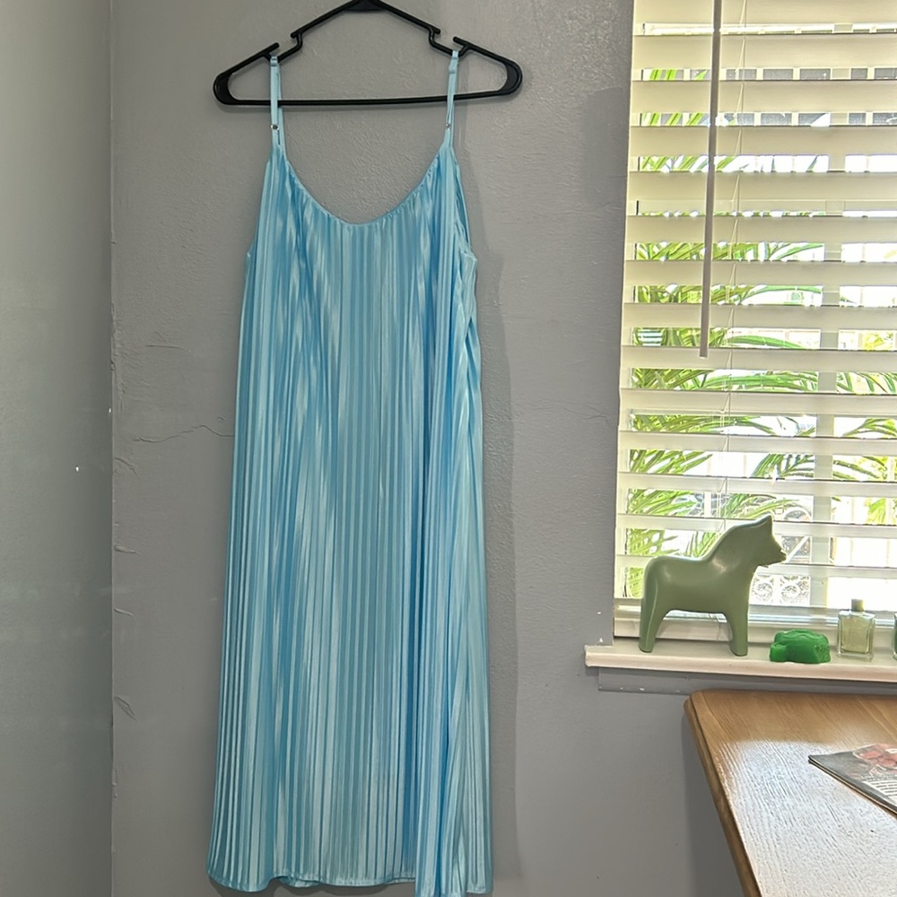 Three colors available; blue, grey and orange. - Picture 2 of 3